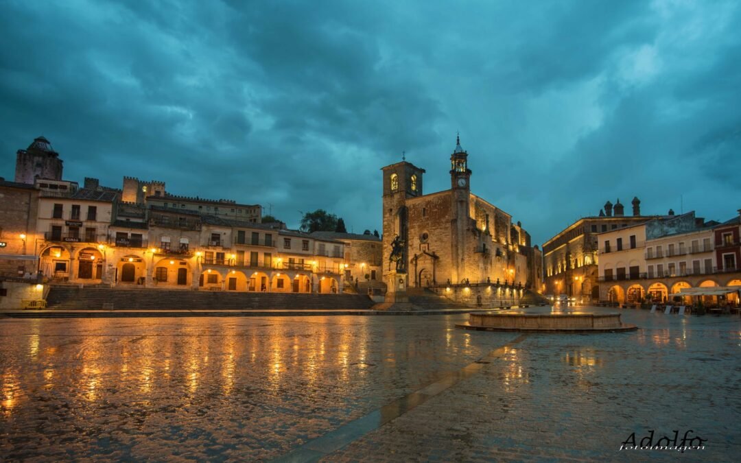 EXTENSO, MONUMENTAL Y POPULOSO ESPACIO. PLAZA MAYOR DE TRUJILLO