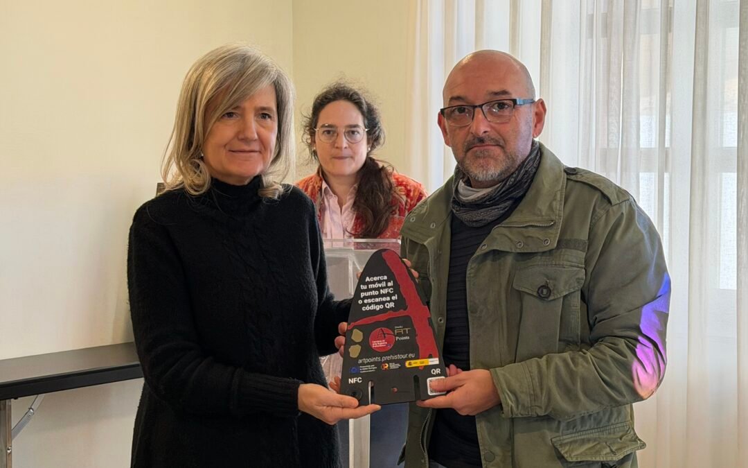 LA ZARZA RECIBE LA BALIZA DIGITAL DEL PROYECTO ART POINTS, QUE PERMITE MEJORAR LA VISITA E INTERPRETACIÓN AL ENCLAVE DE ARTE RUPESTRE DE LA CALDERITA