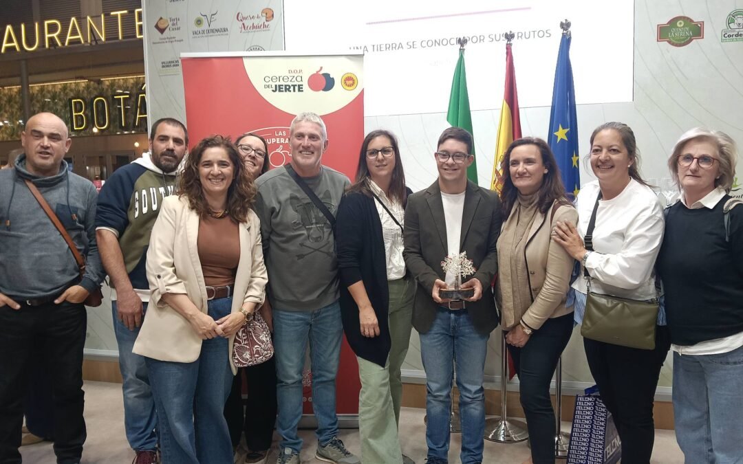 Tornavacas con el nadador Guillermo Gracia Núñez, Premio a la Excelencia Picota del Jerte 2026