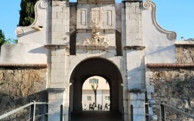 El escudo del IV Conde de Montijo en Puerta Pilar de Badajoz
