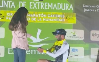 ¡Doble victoria en Cáceres! Juan Francisco Cadenas gana la Media Maratón y corona el podio con una petición de matrimonio